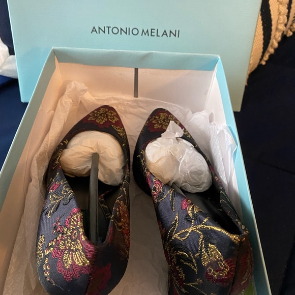 Antonio Milani Navy multicolored fabric heels. Size 8.5 - Picture 2 of 5